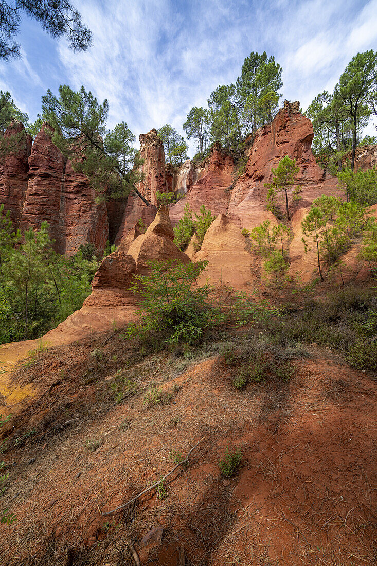  Ochre educational trail in the former ochre quarry near Roussillon, Vaucluse department; Provence-Alpes-Côte d&#39;Azur, France. 