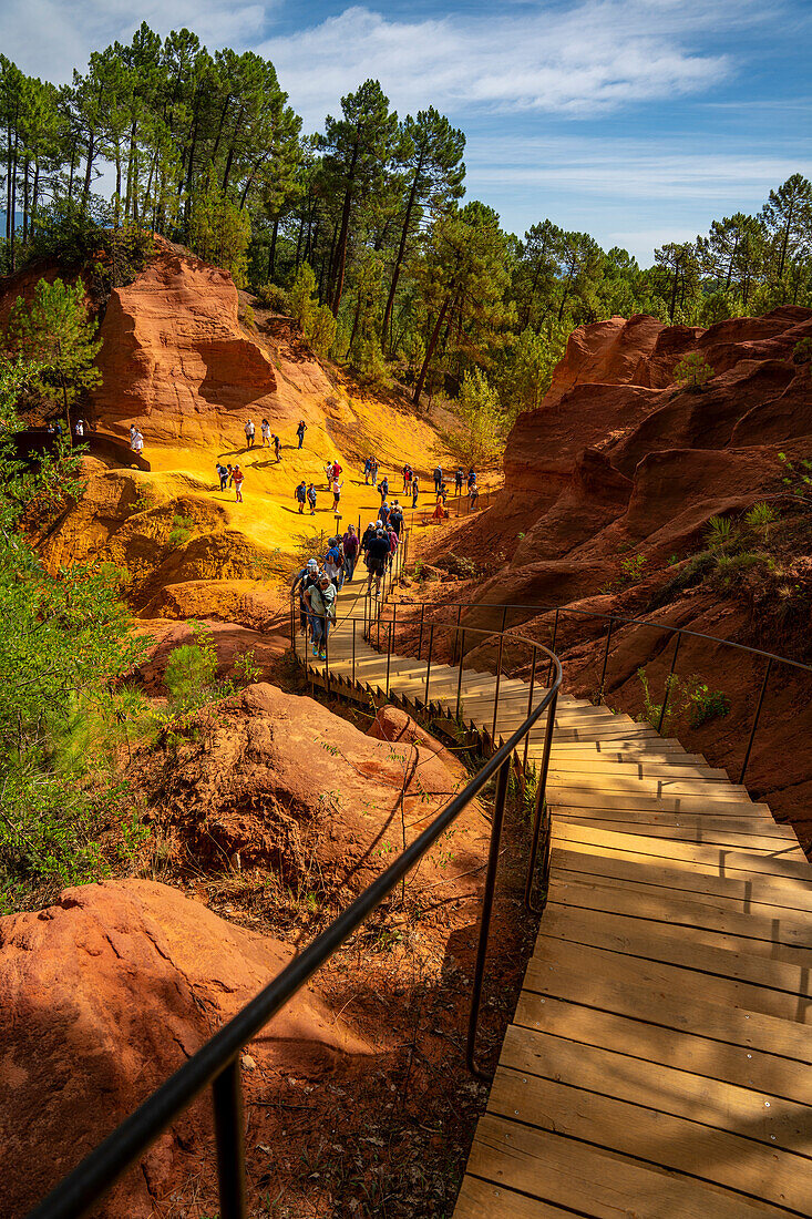  Ochre educational trail in the former ochre quarry near Roussillon, Vaucluse department; Provence-Alpes-Côte d&#39;Azur, France. 