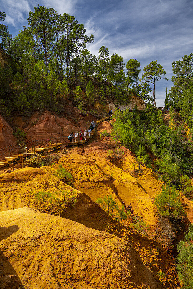  Ochre educational trail in the former ochre quarry near Roussillon, Vaucluse department; Provence-Alpes-Côte d&#39;Azur, France. 