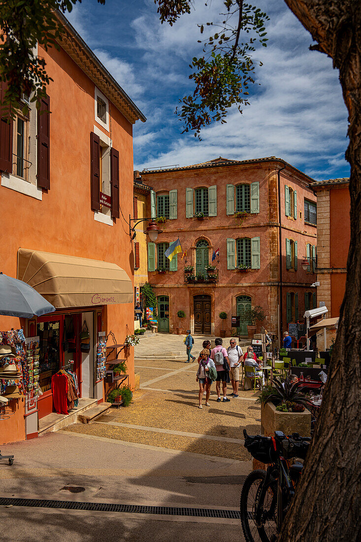 Läden und Geschäfte in der Altstadt von Roussillon, Département Vaucluse, Provence-Alpes-Côte d’Azur, Frankreich