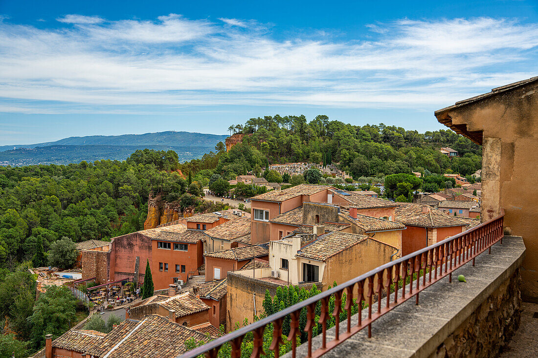 Ausblick von der Altstadt von Roussillon, Département Vaucluse, Provence-Alpes-Côte d’Azur, Frankreich