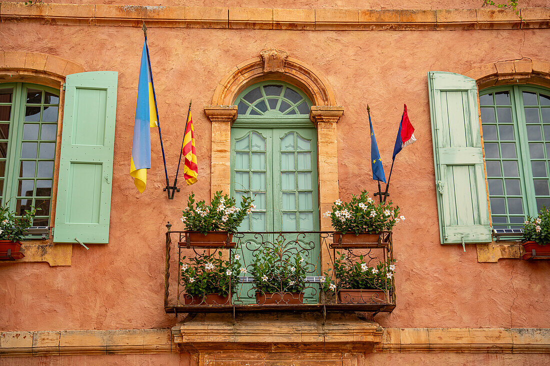 Fenster mit Balkon in der Altstadt von Roussillon, Département Vaucluse, Provence-Alpes-Côte d’Azur, Frankreich