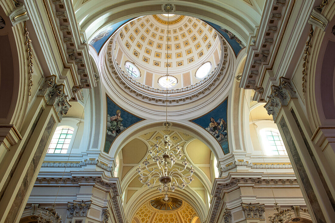 Innenraum der Kirche San Giorgio Martire in Locorotondo, Apulien, Italien.