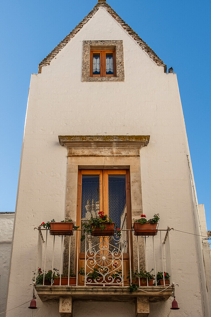 Schmales Haus in Locorotondo, Apulien, Italien.