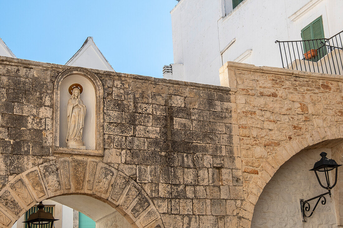  Kleine Madonna-Statue in Locorotondo, Apulien, Italien. 