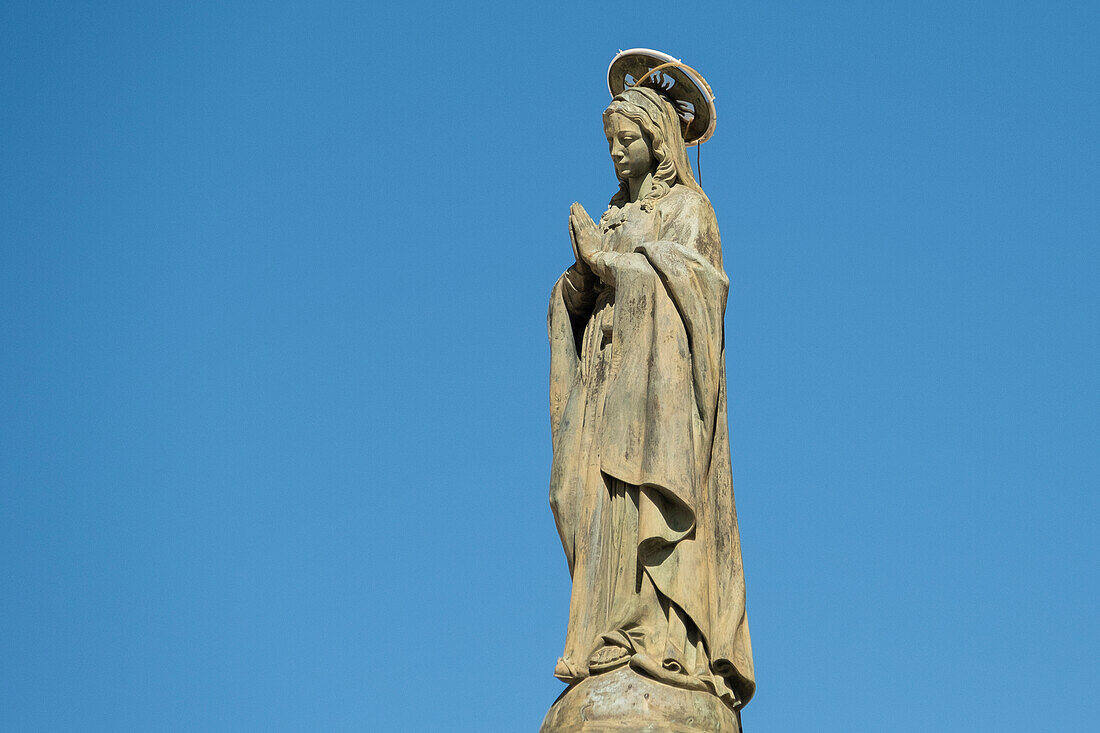 Madonna Pellegrina-Statue des Doms (Basilica di San Giovanni Battista) in Brindisi, Apulien, Italien.