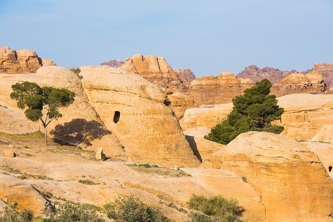 Zugangsweg zur Schlucht (Sîq) zur historischen und archäologischen nabataäischen Stadt Petra, UNESCO-Weltkulturerbe, Jordanien, Naher Osten, südliche Levante, Westasien