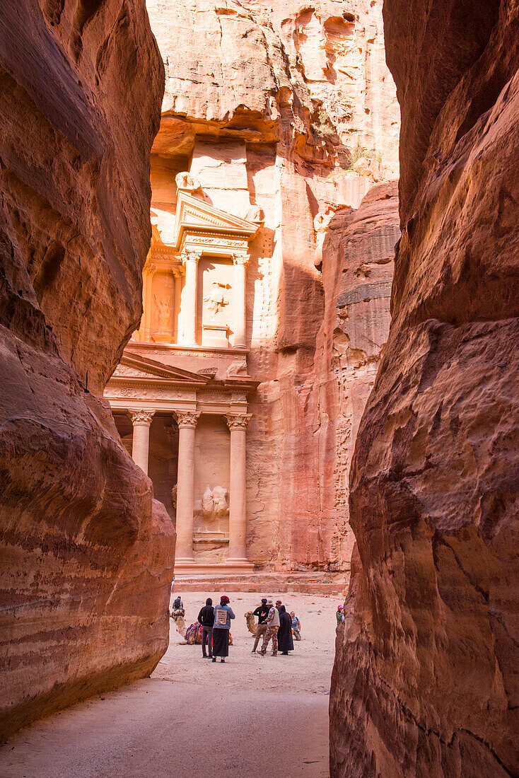  Al-Khasneh (Schatzkammer des Pharaos) vom Siq aus gesehen, dem ikonischen Grab der historischen und archäologischen nabataäischen Stadt Petra, UNESCO-Weltkulturerbe, Jordanien, Naher Osten, südliche Levante, Westasien 