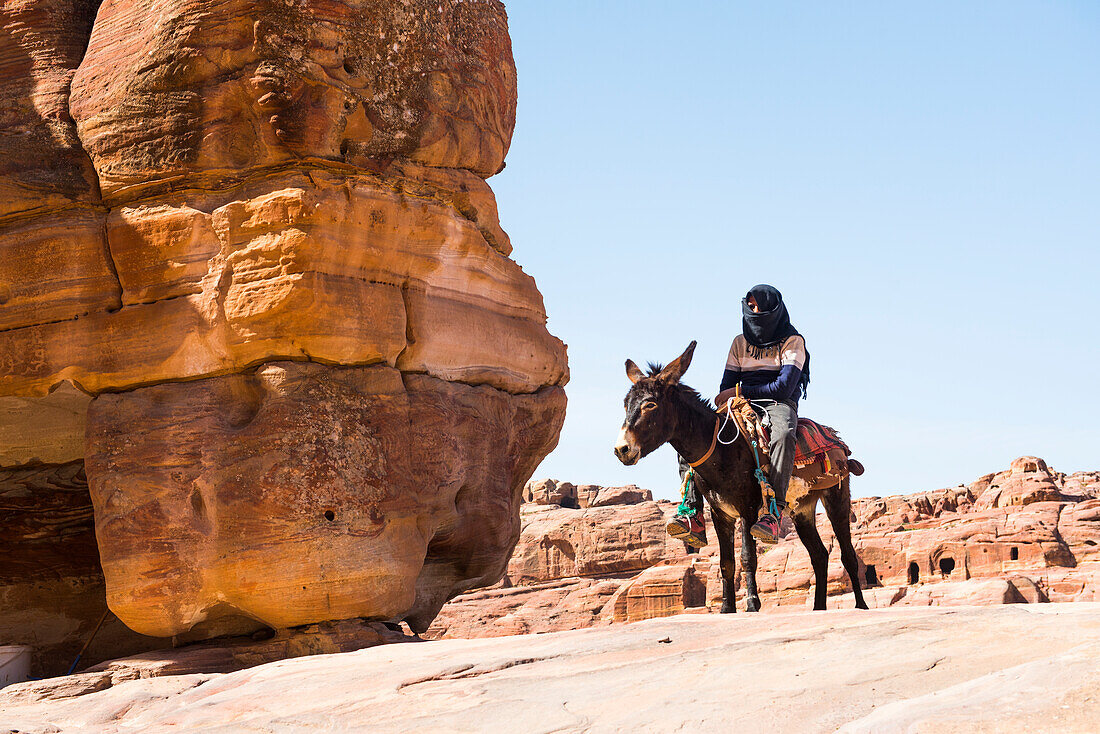 Beduine mit Esel, archäologische Stätte der Nabatäerstadt Petra, UNESCO-Weltkulturerbe, Jordanien, Naher Osten, Südliche Levante, Westasien