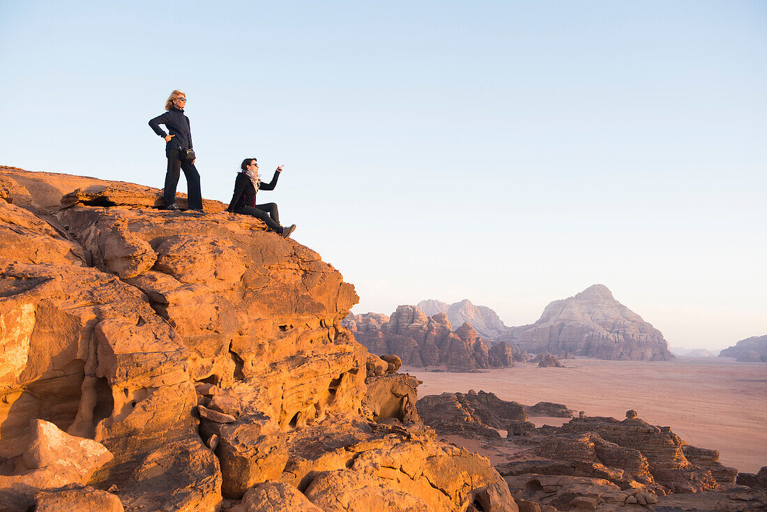  Zwei Frauen genießen den Sonnenuntergang in der Wüste Wadi Rum, UNESCO-Weltkulturerbe, Jordanien, Naher Osten, südliche Levante, Westasien 