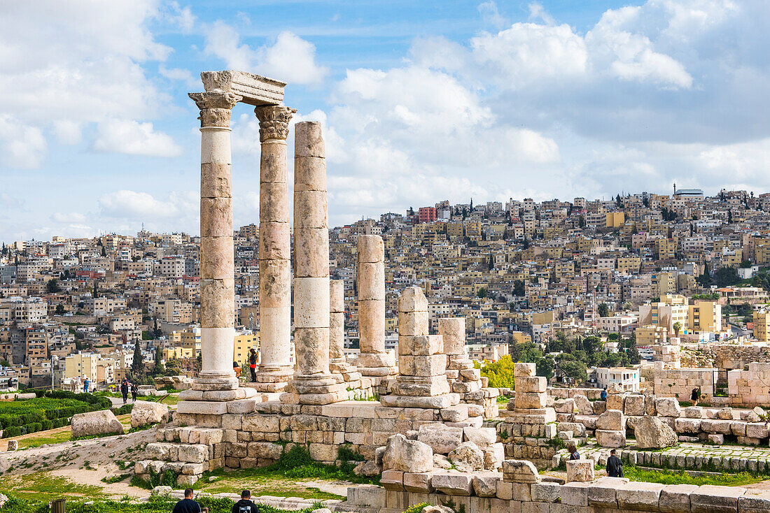 Der Herkulestempel in der Zitadelle von Amman (Jabal al-Qal'a), historische Stätte auf einem Hügel von Amman, Jordanien, Naher Osten, südliche Levante, Westasien