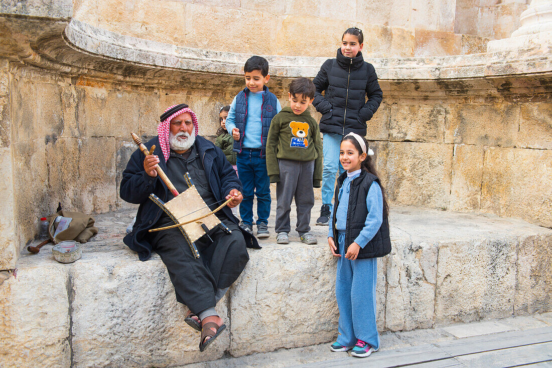  Alter Mann spielt „Rebab“ im römischen Theater von Amman, Jordanien, Naher Osten, südliche Levante, Westasien 