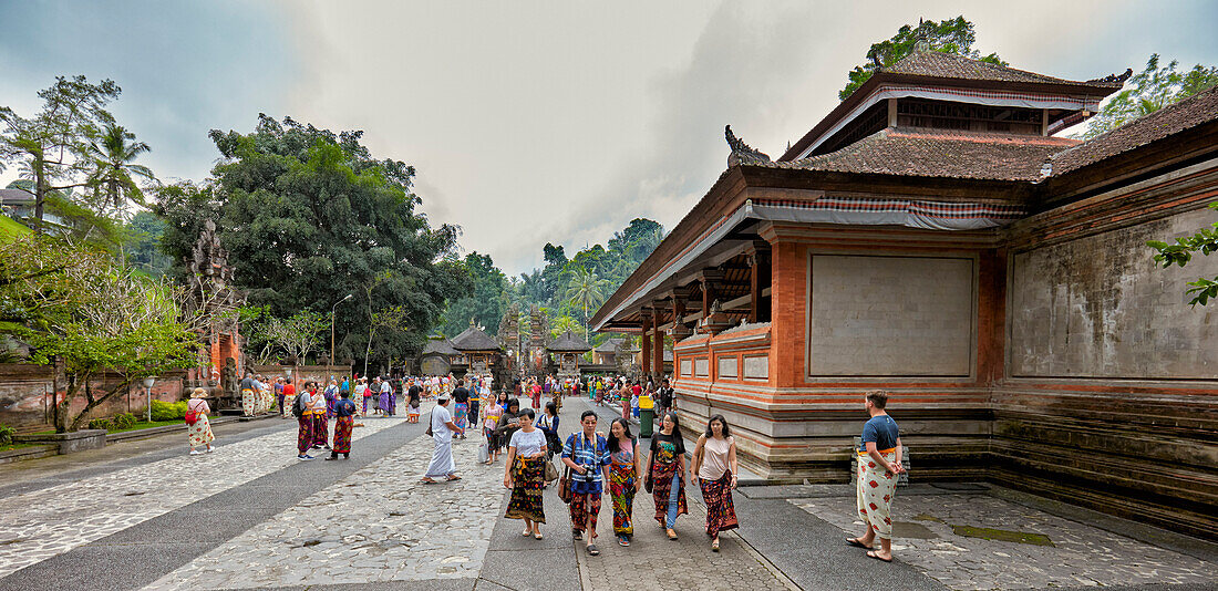  Menschen gehen im Tirta-Empul-Tempel spazieren. Tampaksiring, Bali, Indonesien. 