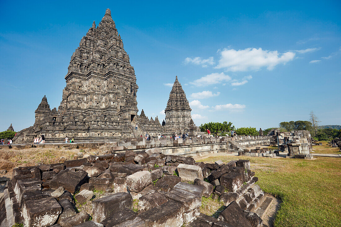  Außenansicht der alten Gebäude auf dem Prambanan-Hindu-Tempelgelände. Sonderregion Yogyakarta, Java, Indonesien. 