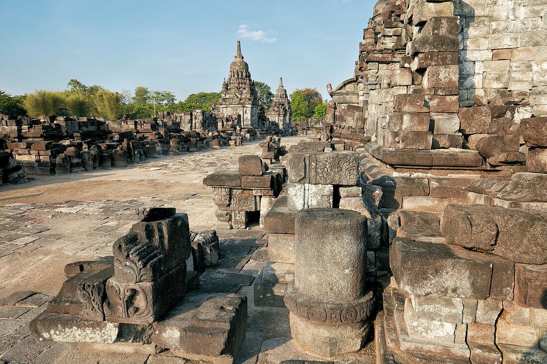  Überreste zerstörter antiker Tempel auf dem Gelände des buddhistischen Tempels Sewu. Sonderregion Yogyakarta, Java, Indonesien. 