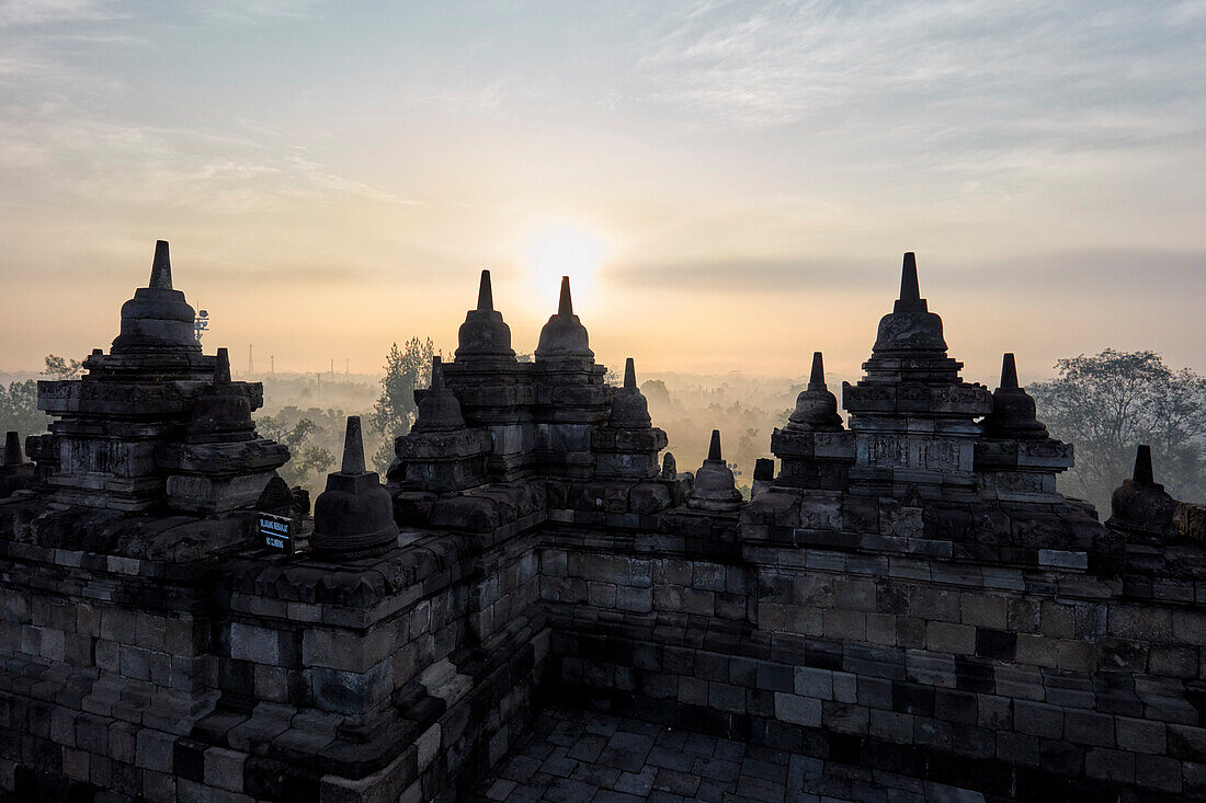 Blick auf den Sonnenaufgang vom Borobudur, einem buddhistischen Mahayana-Tempel, Regentschaft Magelang, Java, Indonesien.