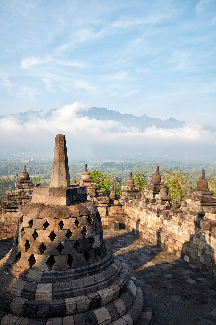 Stupa mit rautenförmigen Löchern im Borobudur, einem Mahayana-buddhistischen Tempel, Regierungsbezirk Magelang, Java, Indonesien.