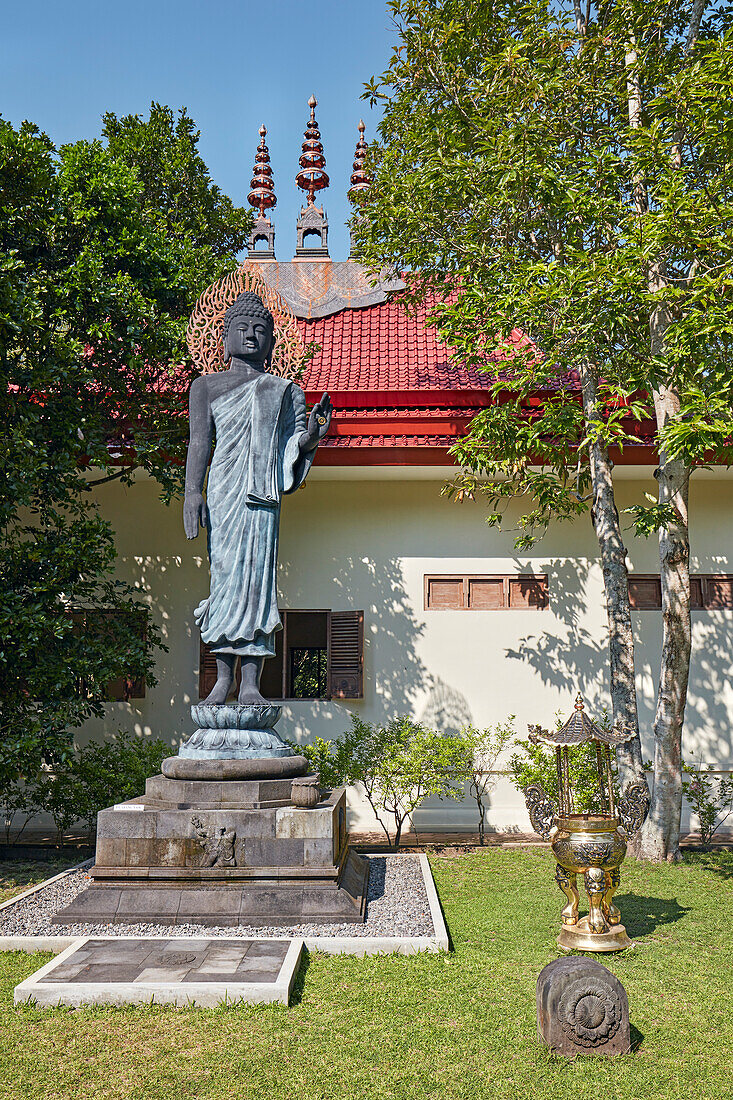 Buddha-Statue im Garten des buddhistischen Kloster Mendut. Regentschaft Magelang, Java, Indonesien.