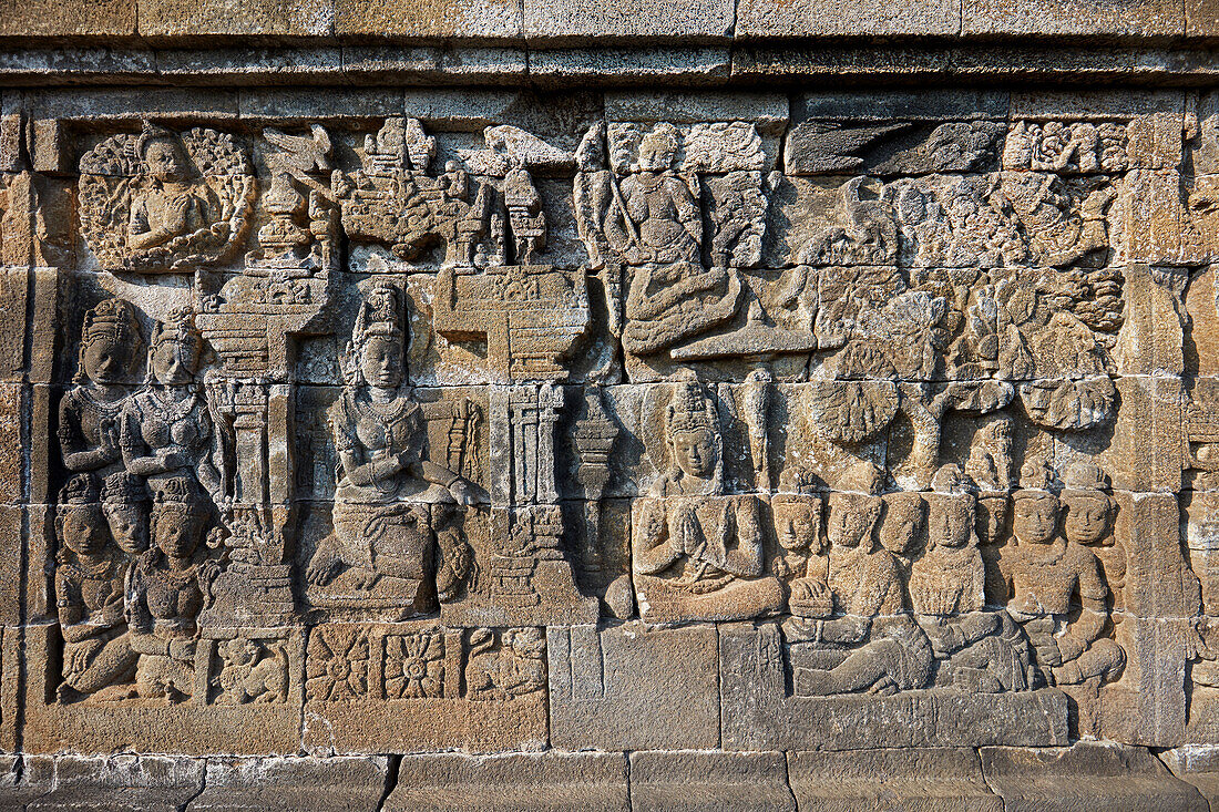 Reliefs an einer Korridorwand im Borobudur, einem Mahayana-buddhistischen Tempel, Regierungsbezirk Magelang, Java, Indonesien.