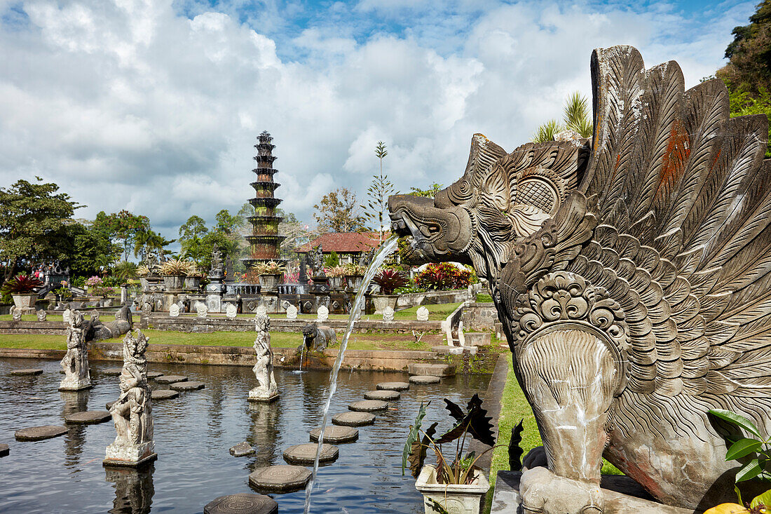  Wasserpalast Tirta Gangga, ein ehemaliger Königspalast. Regentschaft Karangasem, Bali, Indonesien. 