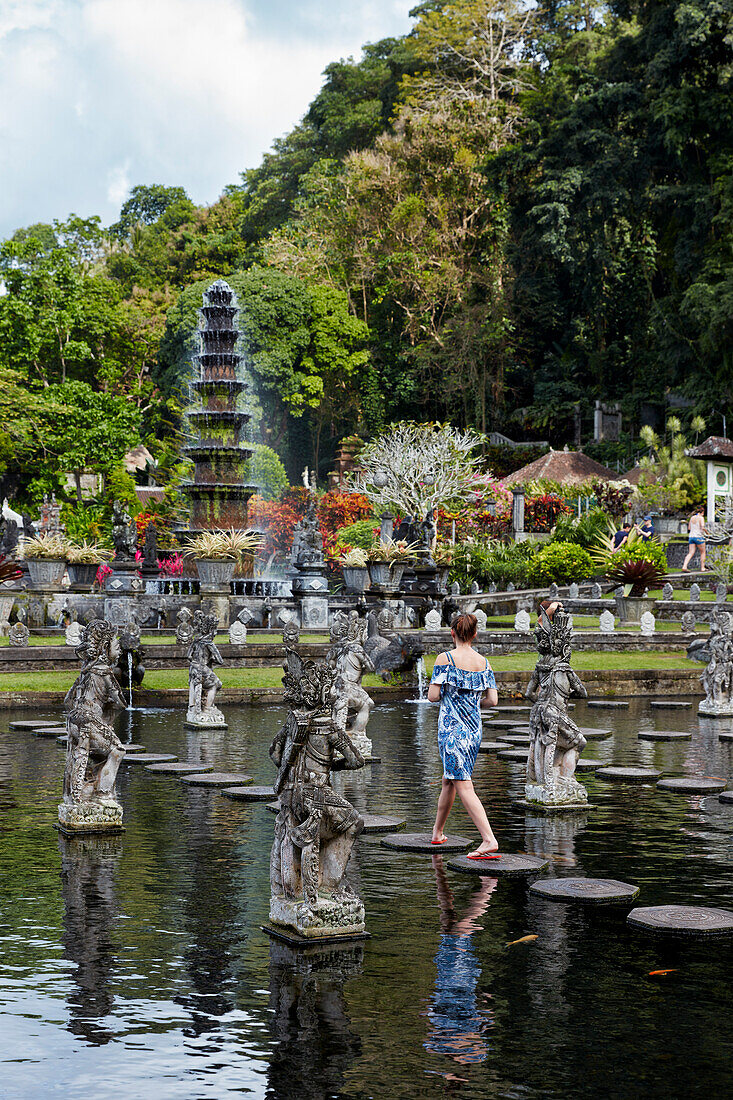  Wasserpalast Tirta Gangga, ein ehemaliger Königspalast. Regentschaft Karangasem, Bali, Indonesien. 