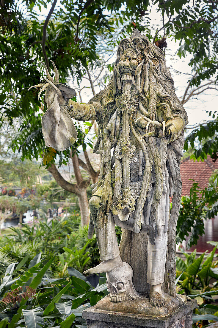  Statue von Rangda, der Dämonenkönigin, im Wasserpalast Tirta Gangga. Regentschaft Karangasem, Bali, Indonesien. 