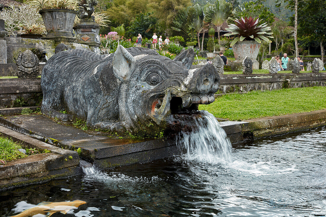  Geschnitzte Steinstatue im Wasserpalast Tirta Gangga, einem ehemaligen königlichen Palast. Regentschaft Karangasem, Bali, Indonesien. 