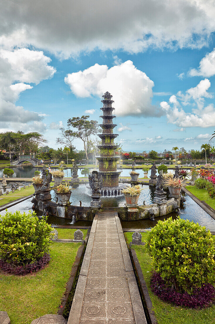  11-stufiger Brunnen im Wasserpalast Tirta Gangga, einem ehemaligen Königspalast. Regentschaft Karangasem, Bali, Indonesien. 