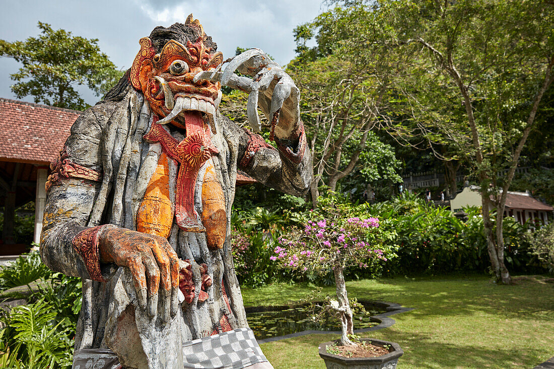  Statue von Rangda, der Dämonenkönigin, im Wasserpalast Tirta Gangga. Regentschaft Karangasem, Bali, Indonesien. 