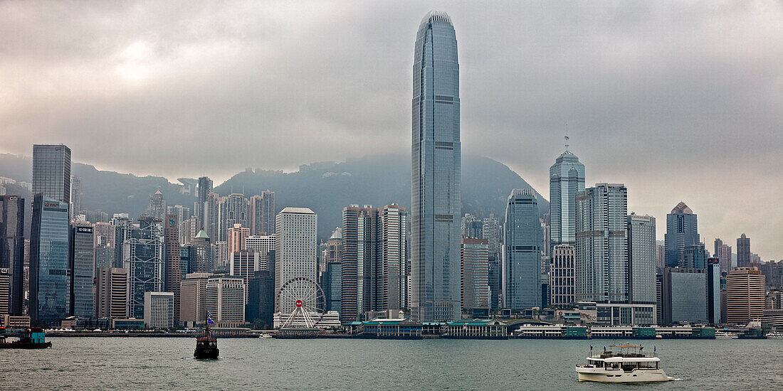 Blick auf die Skyline von Hongkong an einem bewölkten Tag. Hongkong, China.