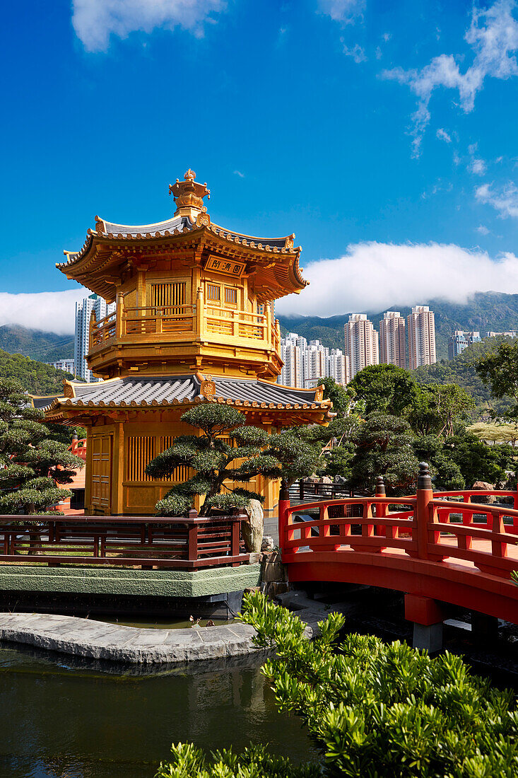  Pavillon der absoluten Vollkommenheit und Wu-Brücke im Nan-Lian-Garten, Chinesischer klassischer Garten. Diamond Hill, Kowloon, Hongkong, China. 