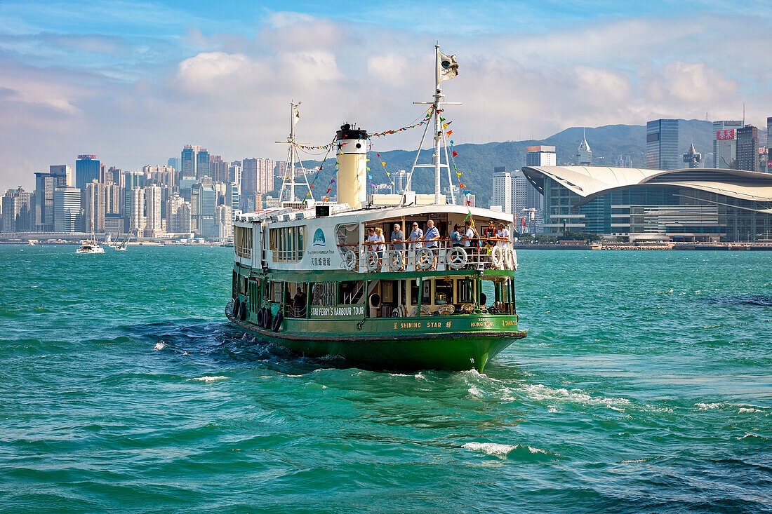  Star Ferry Harbour Tour-Boot mit Touristen an Bord im Victoria Harbour. Hongkong, China. 