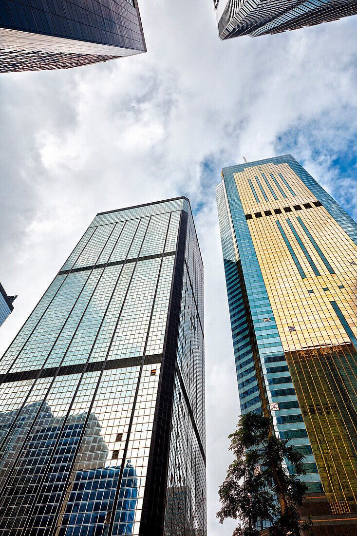  Ein Blick von unten auf die Wolkenkratzer an der Gloucester Road. Wan Chai, Hongkong, China. 