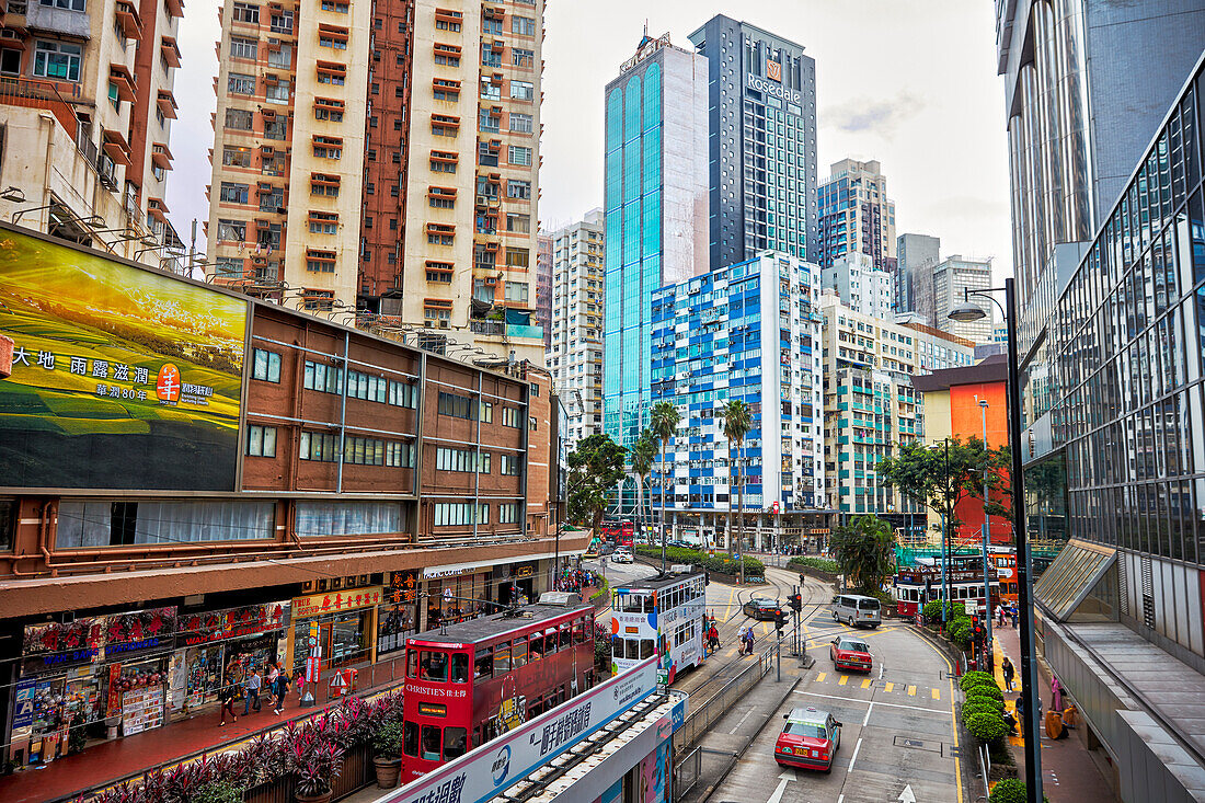 Erhöhte Ansicht der Yee Wo Straße mit Gebäuden. Causeway Bay, Hongkong, China.