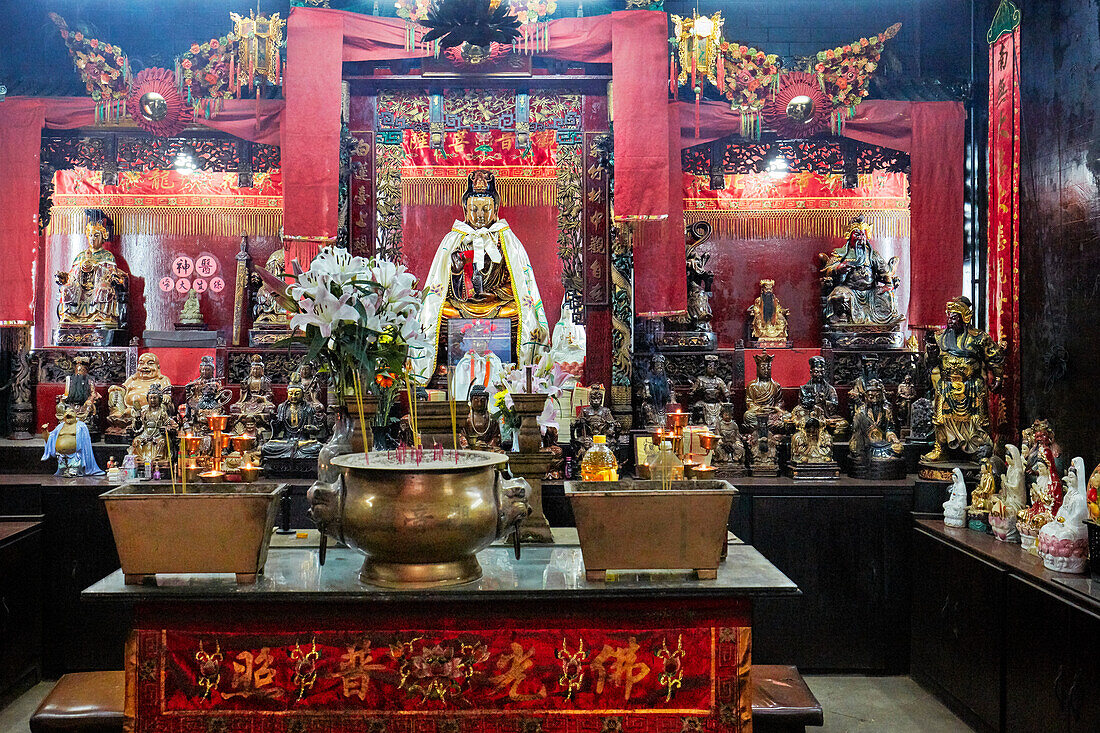  Farbenfroher Altar im Tin Hau-Tempelkomplex. Yau Ma Tei, Kowloon, Hongkong, China. 