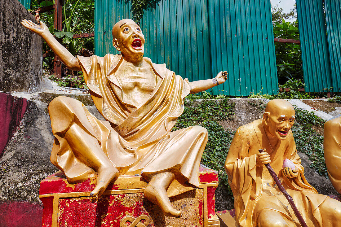  Statuen von Arhats (buddhistisches Äquivalent von Heiligen) auf dem Weg hinauf zum Kloster der Zehntausend Buddhas (Man Fat Sze). Sha Tin, New Territories, Hongkong, China. 