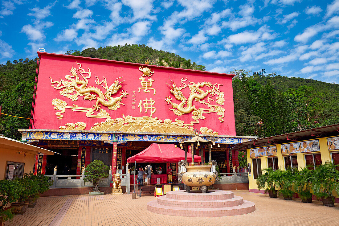 Hauptgebäude im Kloster der Zehntausend Buddhas. Sha Tin, New Territories, Hongkong, China.