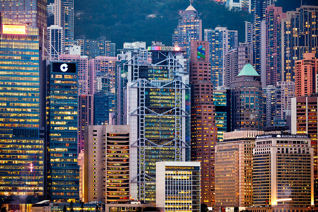  Nahaufnahme der modernen Hochhäuser an der Central Waterfront, nachts beleuchtet. Hongkong, China. 