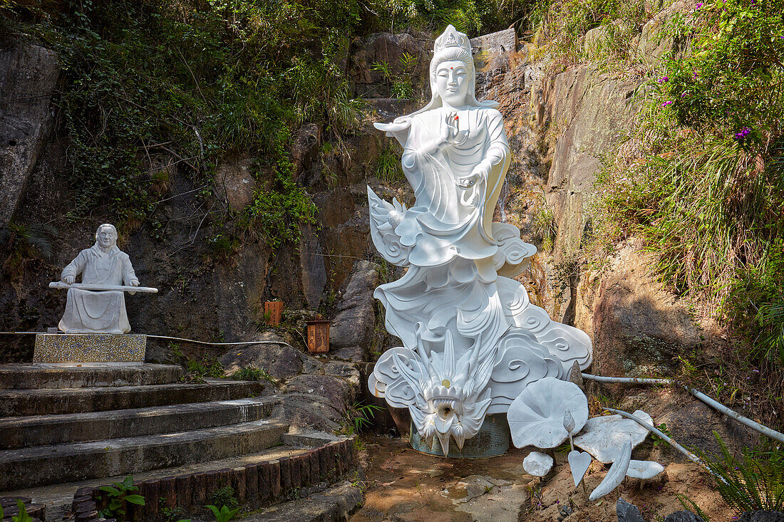  Statue von Kwun Yam, der Göttin der Barmherzigkeit, bei Sprinkler Guanyin. Kloster der Zehntausend Buddhas (Man Fat Sze), Sha Tin, New Territories, Hongkong, China. 