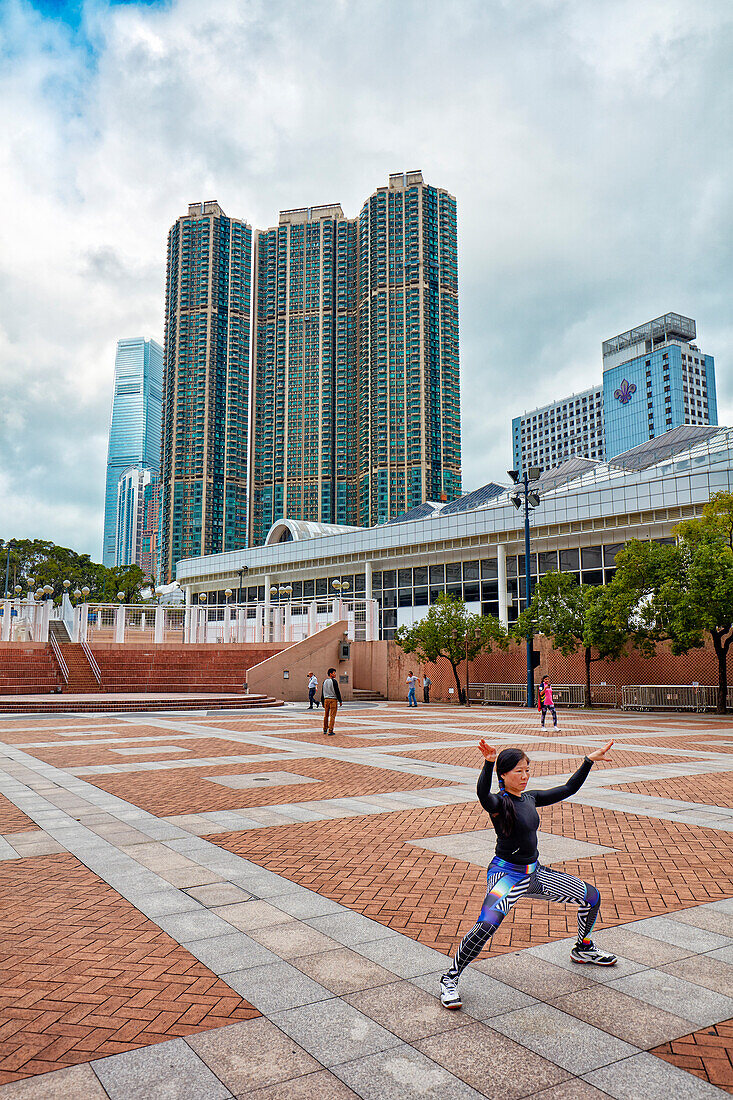  Asiatische Frau praktiziert morgens Tai Chi im Kowloon Park. Tsim Sha Tsui, Kowloon, Hongkong, China. 