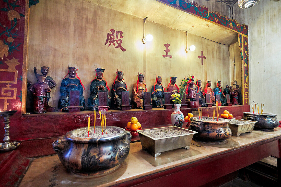  Altar mit Opfergaben im Man Mo-Tempel, der dem zivilen Gott Man Tai und dem Kampfgott Mo Tai gewidmet ist. Sheung Wan, Hongkong, China. 