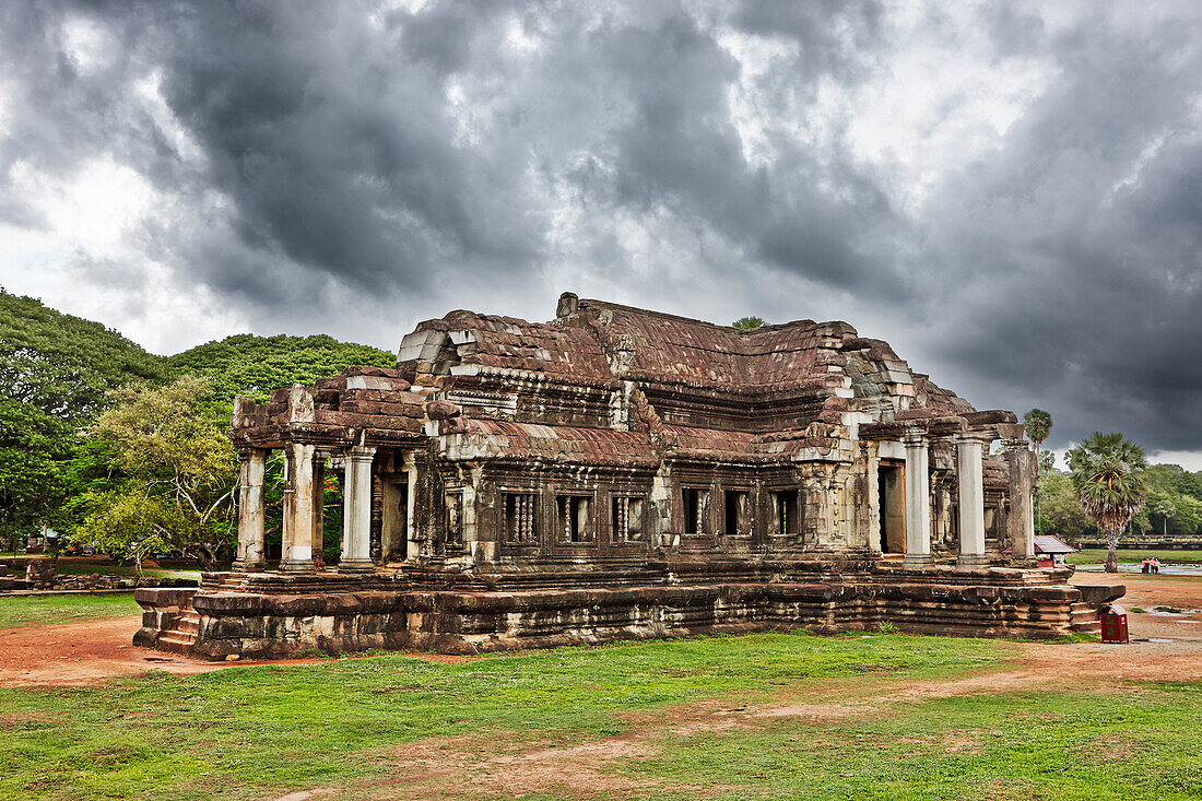  Antikes Bibliotheksgebäude im Tempelkomplex Angkor Wat. Archäologischer Park Angkor, Provinz Siem Reap, Kambodscha. 