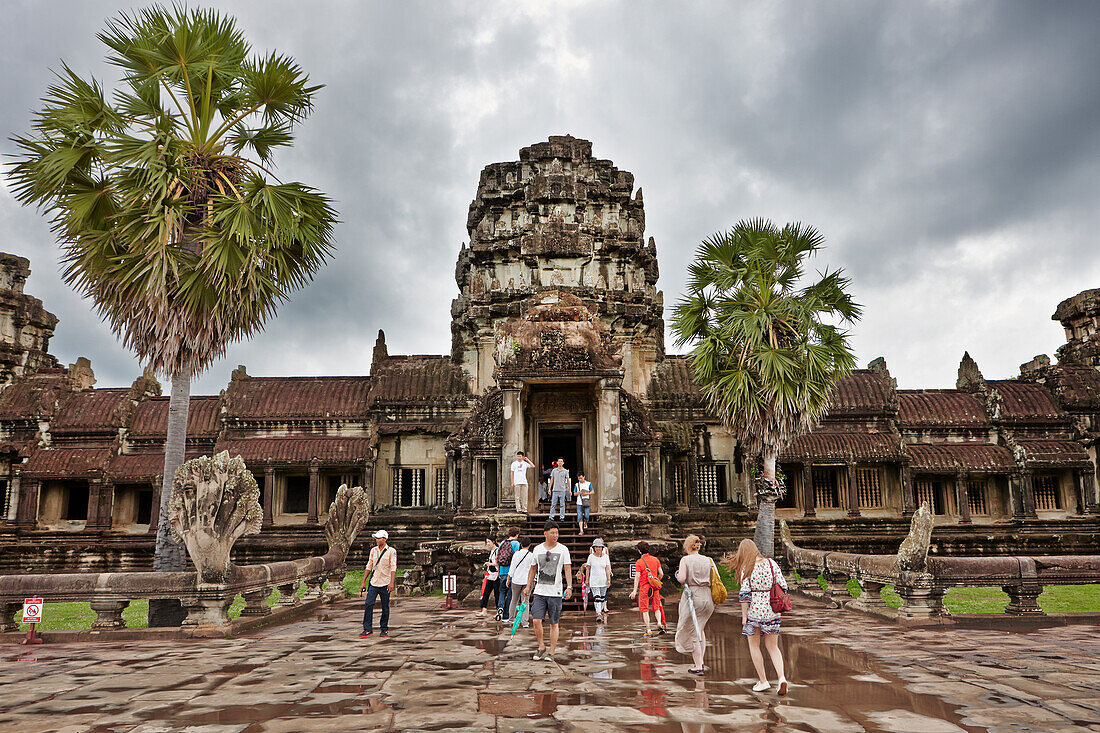  Touristen gehen in den Tempel Angkor Wat. Archäologischer Park Angkor, Provinz Siem Reap, Kambodscha. 