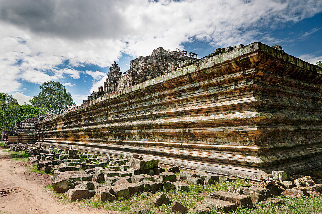  Außenansicht der unteren Ebene der Ruine des Baphuon-Tempels im Archäologischen Park Angkor, Provinz Siem Reap, Kambodscha. 