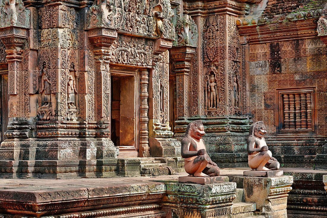  Steinstatuen von Affen im alten Banteay Srei-Tempel. Archäologischer Park Angkor, Provinz Siem Reap, Kambodscha. 