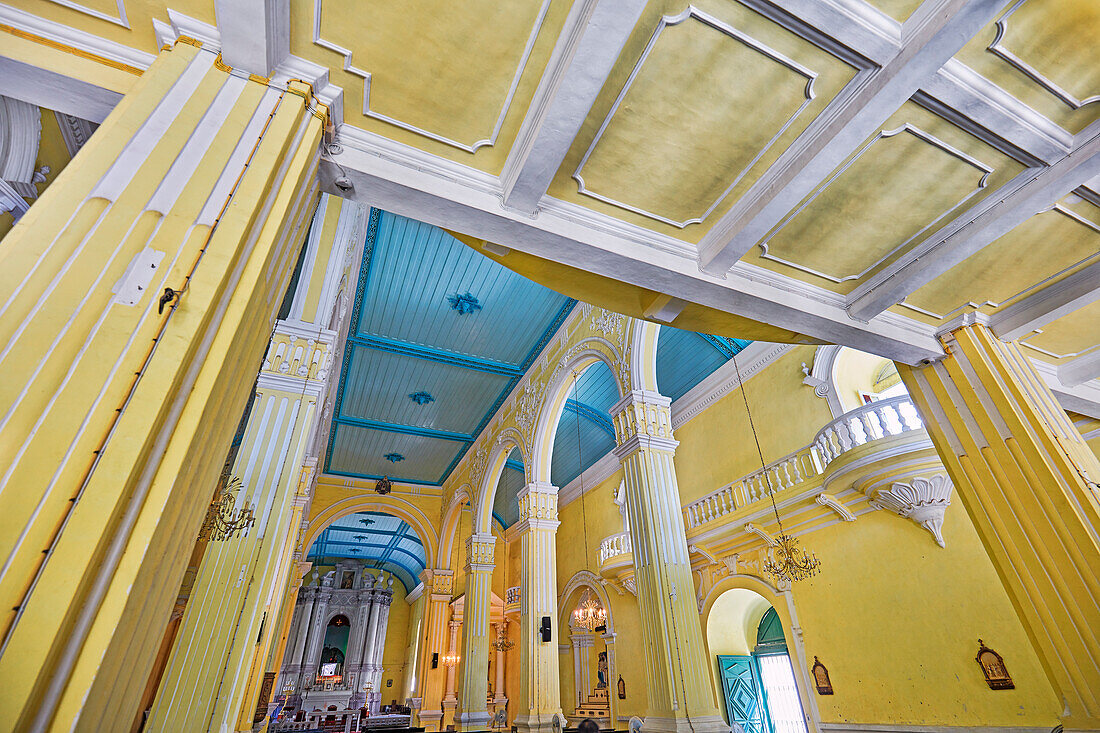 Innenansicht der St. Augustine-Kirche, die von spanischen Augustinerpriestern gegründet wurde. Macau, China.