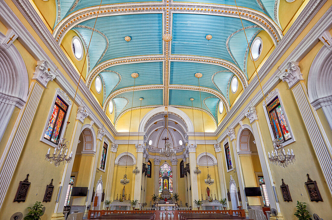 Innenansicht der St.-Laurentius-Kirche, erbaut Mitte des 16. Jahrhunderts. Macau, China.