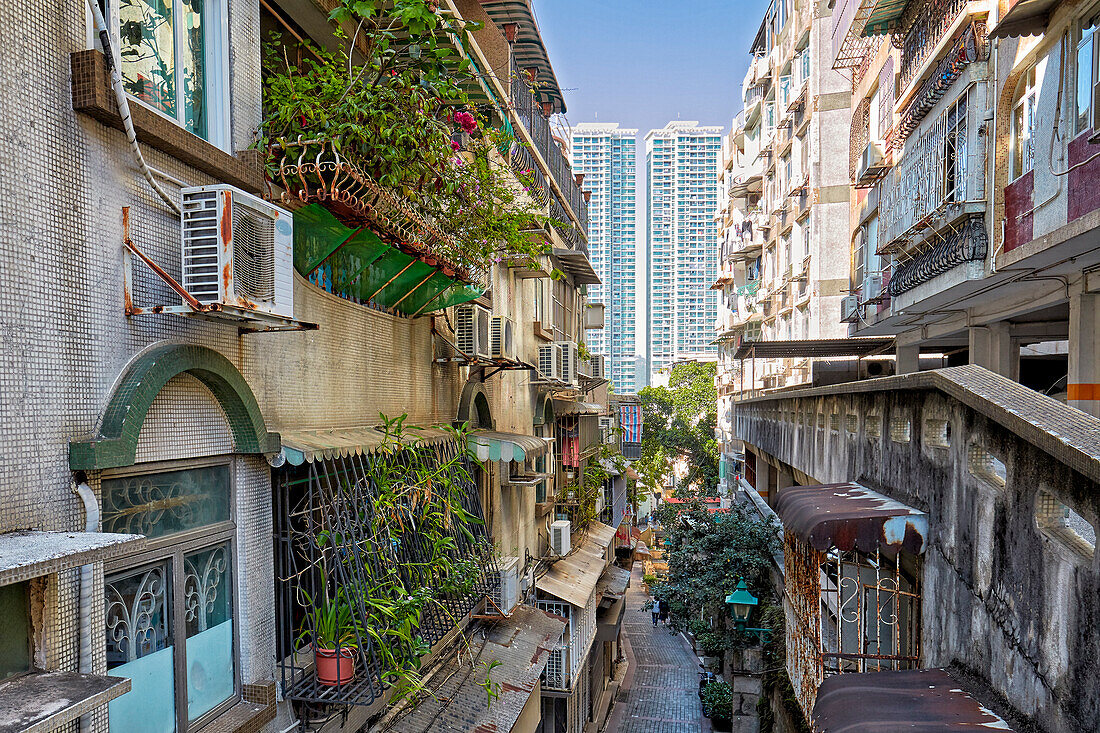  Wohngebäude mit umzäunten Fenstern und Balkonen im historischen Zentrum der Stadt Macau, China. 