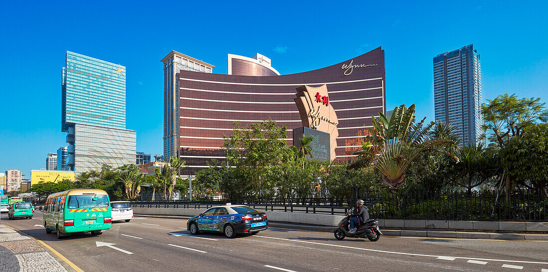  Autos fahren am Wynn Macau vorbei, einem Luxushotel und Casino. Macau, China. 