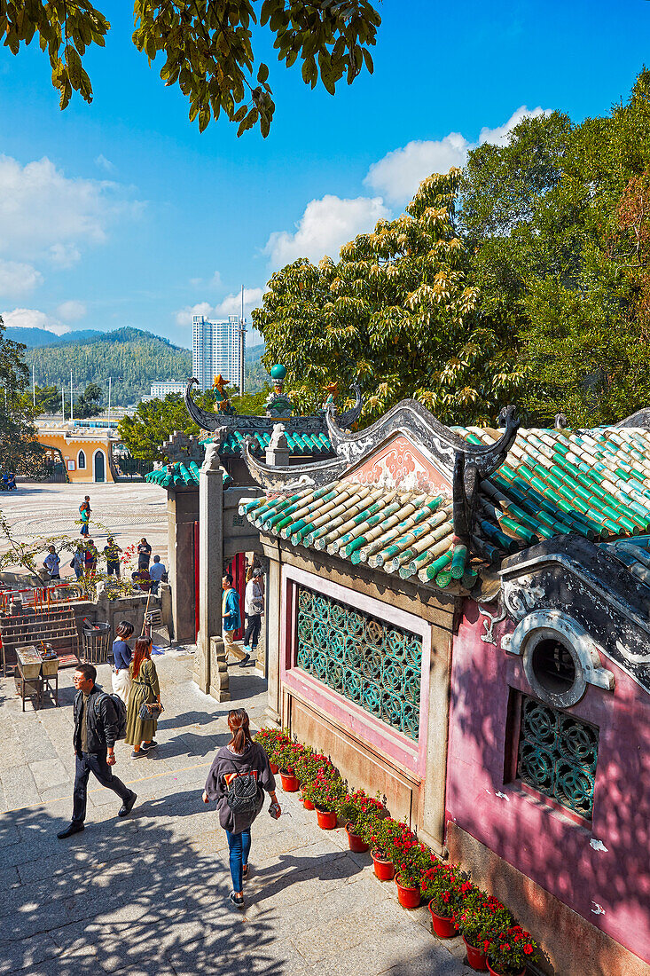 Menschen gehen zum A-Ma-Tempel. Macau, China.